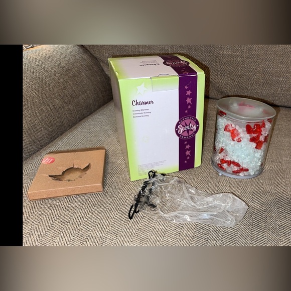 Scentsy Charmer Red & White Valentines Day/Love/Hearts - Picture 1 of 1